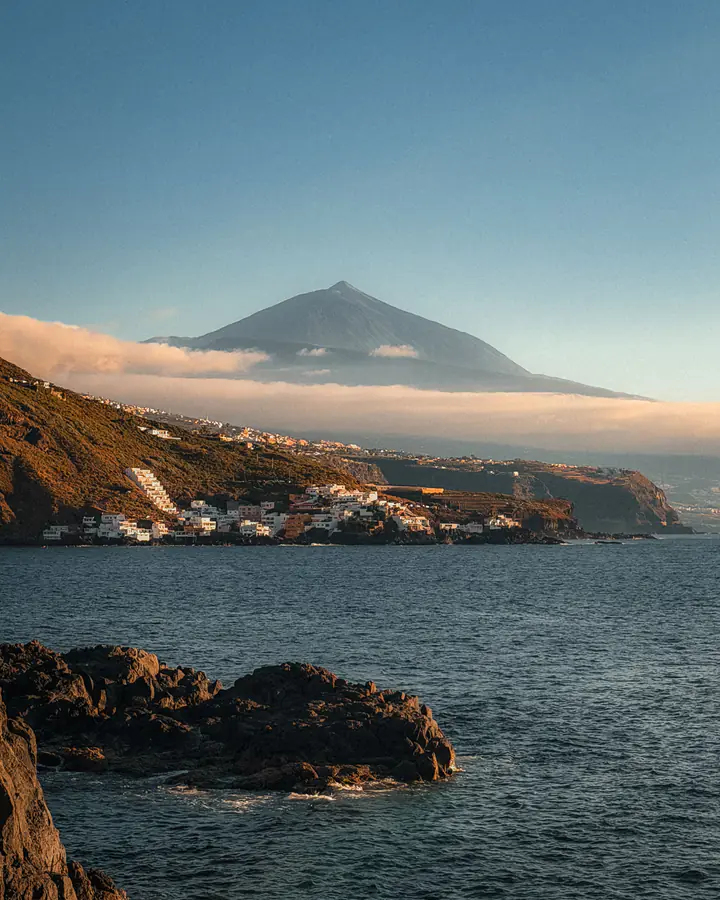 Vulcanul Teide din Tenerife și norii, văzuți de pe coasta stâncoasă.